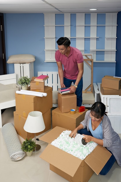 Pareja desempacando cajas en casa