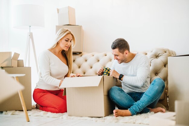 Pareja desempacando cajas