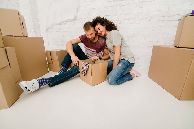 Pareja desempacando cajas