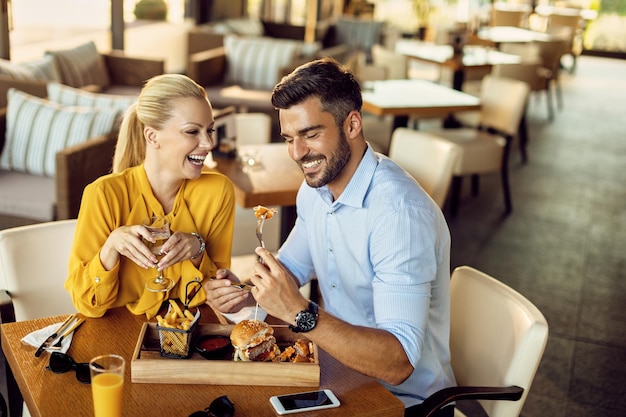 Pareja despreocupada disfrutando a la hora del almuerzo en un restaurante