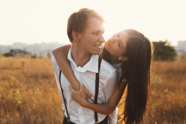 Pareja despreocupada pasando un buen rato juntos, disfrutando del amor, fres