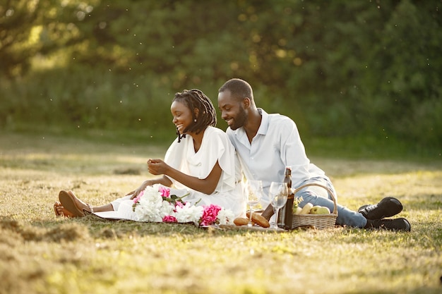 Pareja despreocupada y relajada disfrutando juntos del picnic.