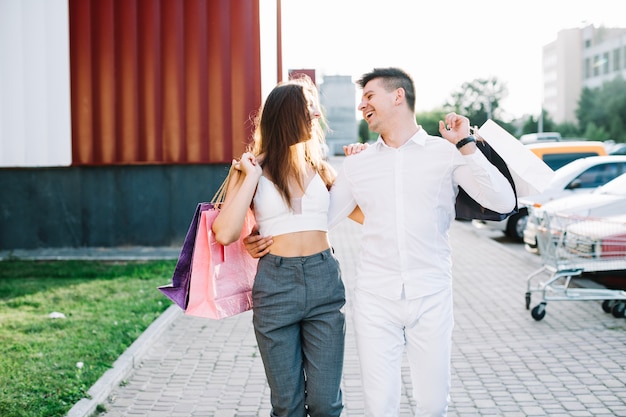 Pareja después de ir de compras