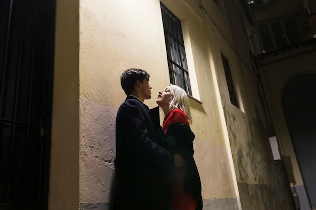 Foto gratuita pareja en el día de san valentín afuera