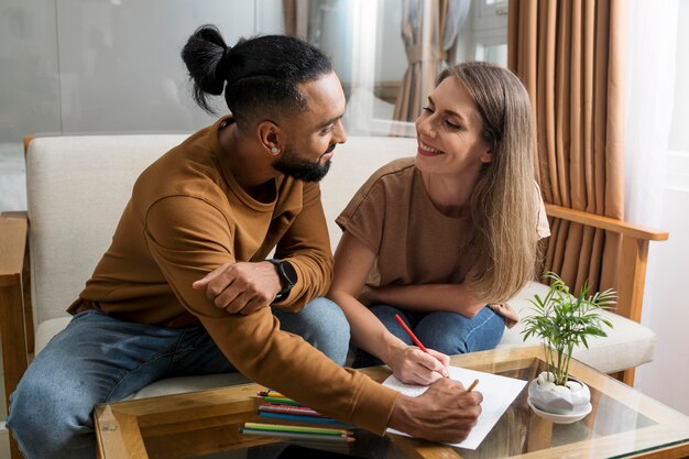 Pareja dibujando juntos mientras desintoxicación digital