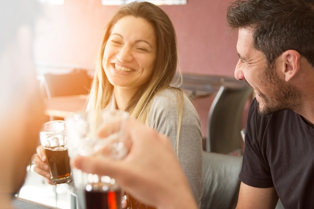 Pareja disfrutando de la bebida con amigos