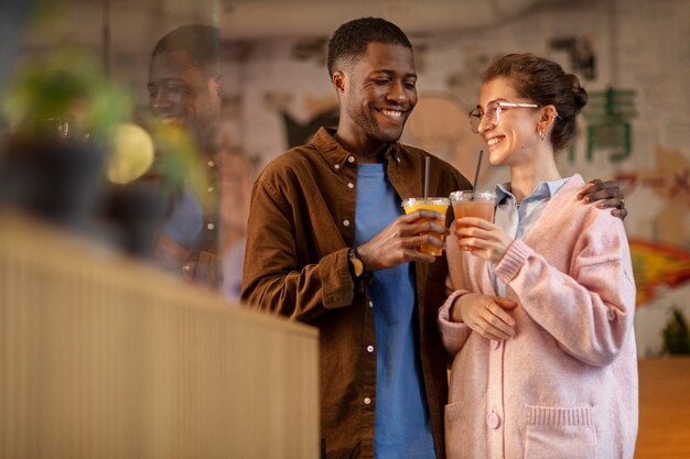 Pareja disfrutando de bebidas en el restaurante