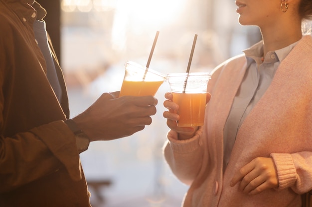 Pareja disfrutando de bebidas en el restaurante