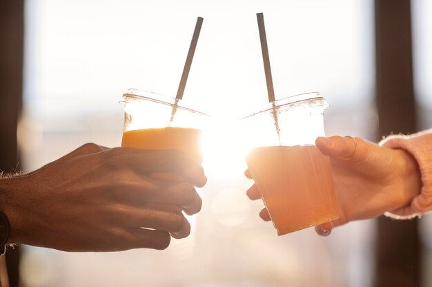 Pareja disfrutando de bebidas en el restaurante