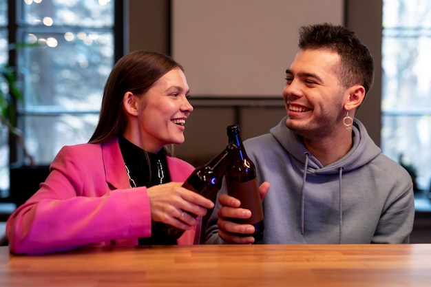 Pareja disfrutando de una botella de cerveza