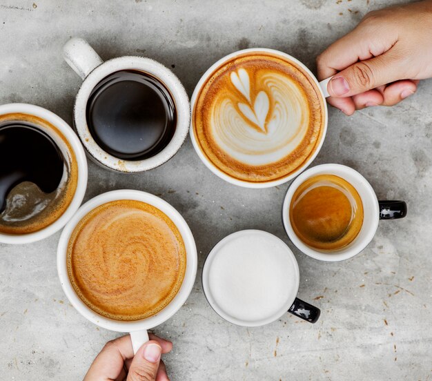 Pareja disfrutando de café en el fin de semana