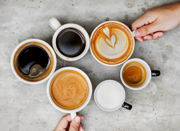 Pareja disfrutando de café en el fin de semana