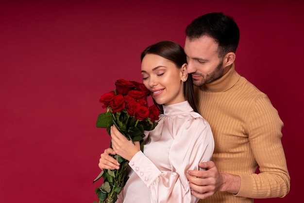 Pareja disfrutando de la celebración del día de San Valentín