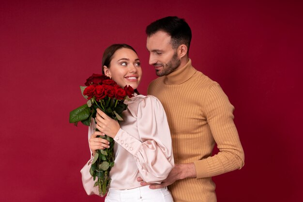 Pareja disfrutando de la celebración del día de San Valentín