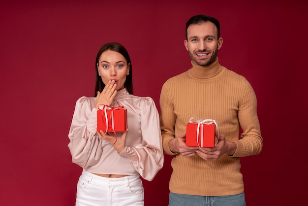 Pareja disfrutando de la celebración del día de San Valentín