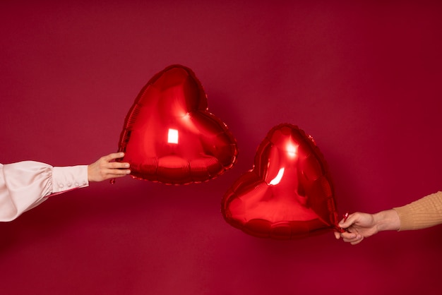 Pareja disfrutando de la celebración del día de San Valentín