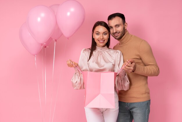 Pareja disfrutando de la celebración del día de San Valentín