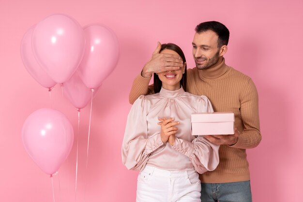 Pareja disfrutando de la celebración del día de San Valentín