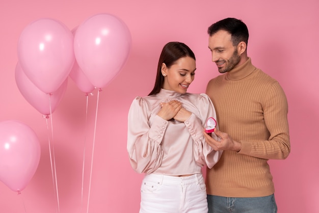 Foto gratuita pareja disfrutando de la celebración del día de san valentín