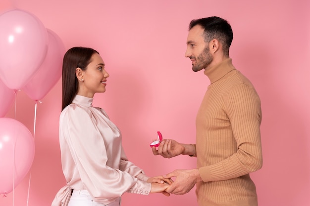 Pareja disfrutando de la celebración del día de San Valentín