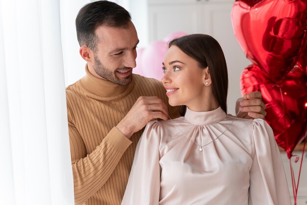 Pareja disfrutando de la celebración del día de San Valentín