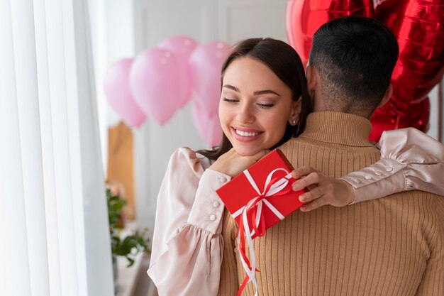 Pareja disfrutando de la celebración del día de San Valentín