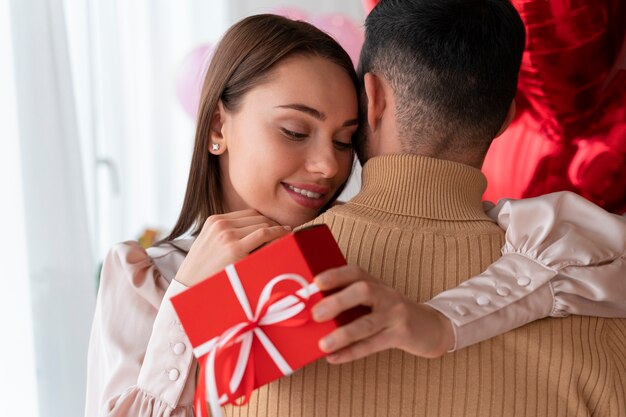 Pareja disfrutando de la celebración del día de San Valentín