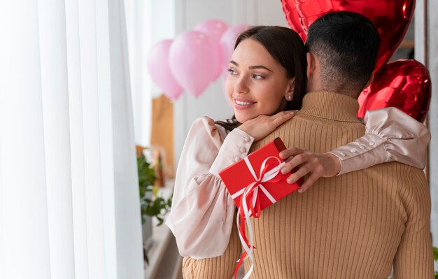 Pareja disfrutando de la celebración del día de San Valentín