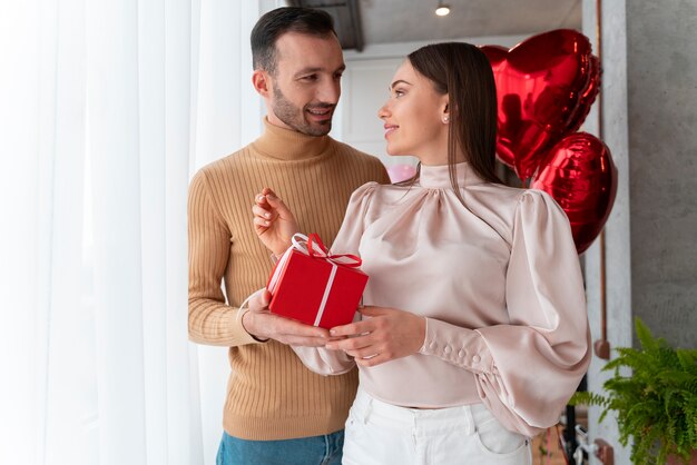 Pareja disfrutando de la celebración del día de San Valentín