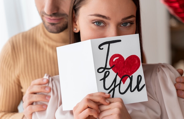 Foto gratuita pareja disfrutando de la celebración del día de san valentín