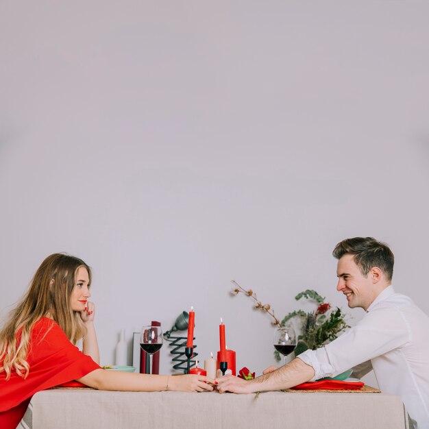 Pareja disfrutando de una cena romántica