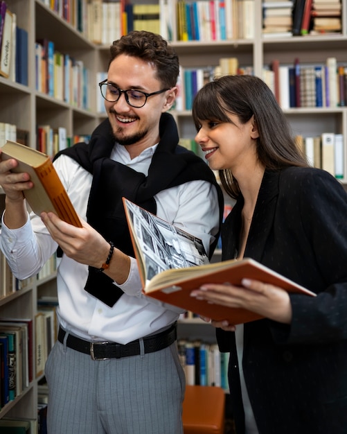 Foto gratuita pareja disfrutando de una cita en la librería