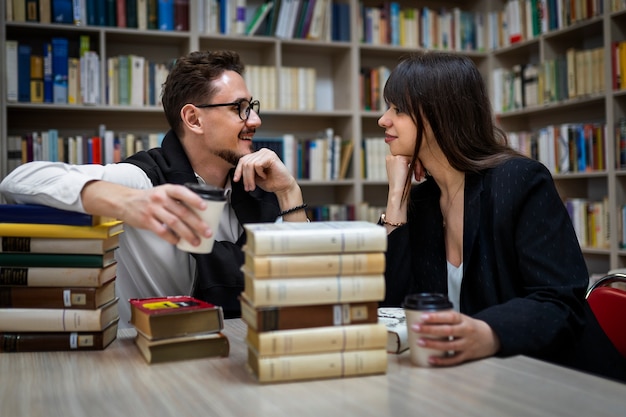 Pareja disfrutando de una cita en la librería