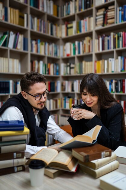 Pareja disfrutando de una cita en la librería