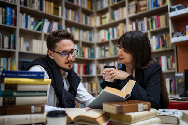 Pareja disfrutando de una cita en la librería