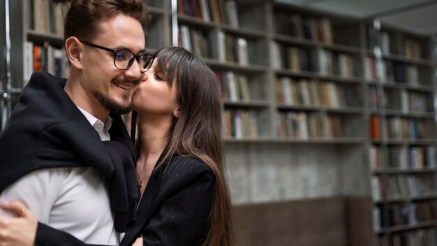 Pareja disfrutando de una cita en la librería