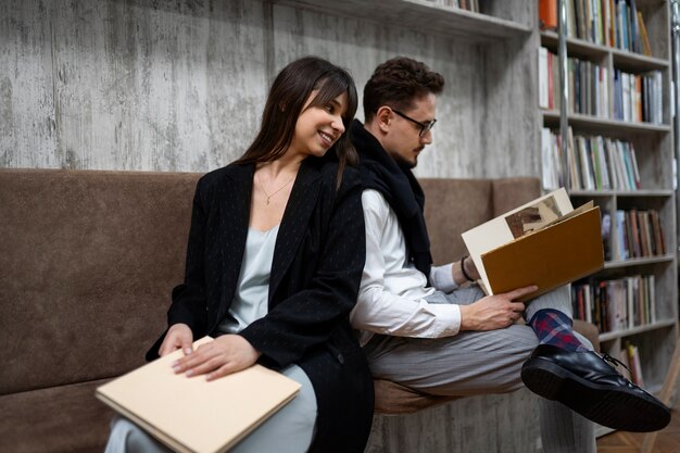 Pareja disfrutando de una cita en la librería