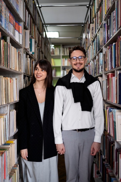 Foto gratuita pareja disfrutando de una cita en la librería