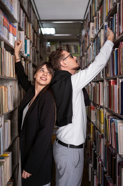 Pareja disfrutando de una cita en la librería