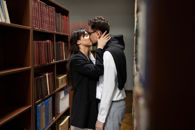 Pareja disfrutando de una cita en la librería