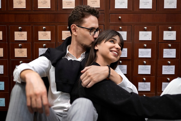 Foto gratuita pareja disfrutando de una cita en la librería