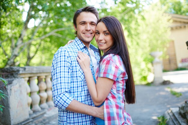 Pareja disfrutando de la ciudad antigua