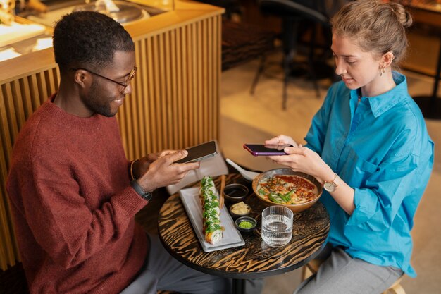 Pareja disfrutando de la comida en el restaurante