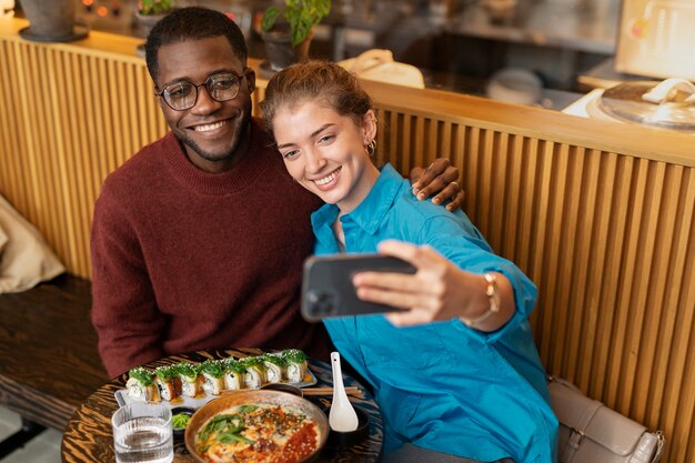 Pareja disfrutando de la comida en el restaurante