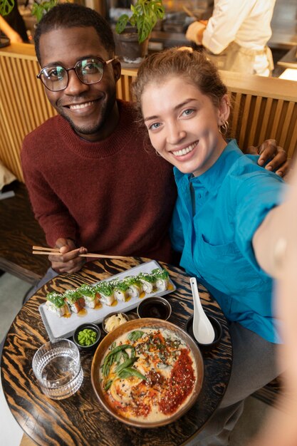 Pareja disfrutando de la comida en el restaurante