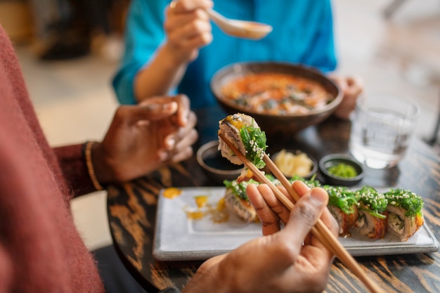 Foto gratuita pareja disfrutando de la comida en el restaurante