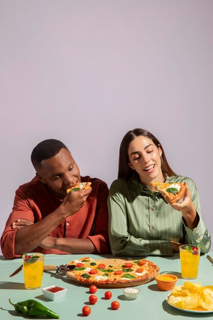 Pareja disfrutando de una deliciosa comida italiana