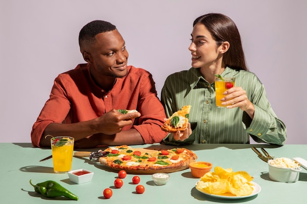 Pareja disfrutando de una deliciosa comida italiana