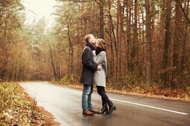 Pareja disfrutando un día de otoño