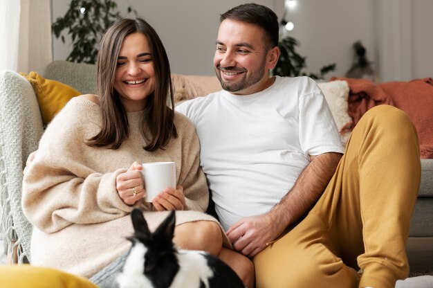 Pareja disfrutando del estilo de vida de casa de invierno